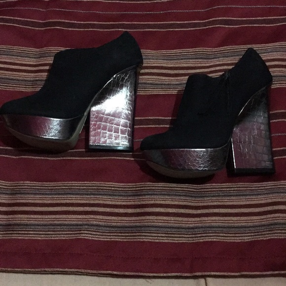 Black suede booties - Picture 2 of 5